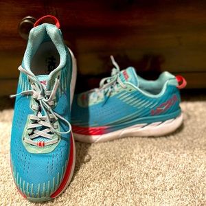 HOKA  ONE